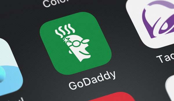 Cloudflare et GoDaddy s’allient pour permettre aux sites de bloquer les bots IA