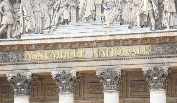 Le Sénat adopte une loi qui pourrait forcer les géants de l’IA à prouver l’origine de leurs données