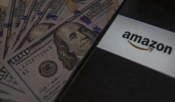 Amazon annonce un investissement record de 15 milliards d’euros en France et promet 7 000 CDI