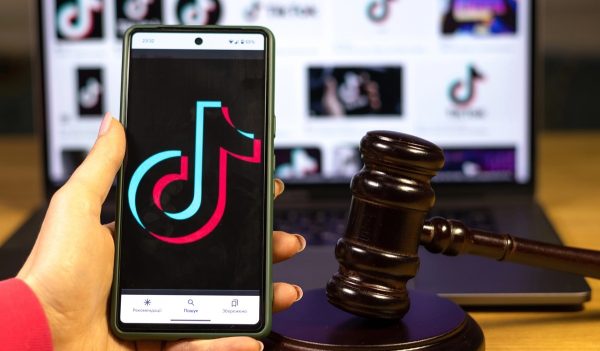 TikTok face à la justice en France : 16 familles accusent la plateforme d’exposer les jeunes au suicide